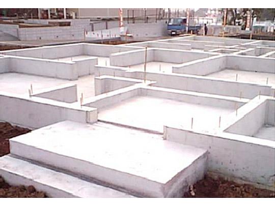 Construction ・ Construction method ・ specification. Adopted convey the load of the building to the ground, "a solid foundation" construction method to build a more robust foundation.  It has been applied in a foundation slab with equal floor area in the upper structure.