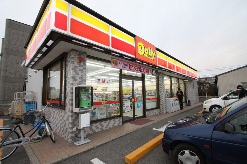 Convenience store. Daily Yamazaki Shikatsu Shikata store up (convenience store) 697m