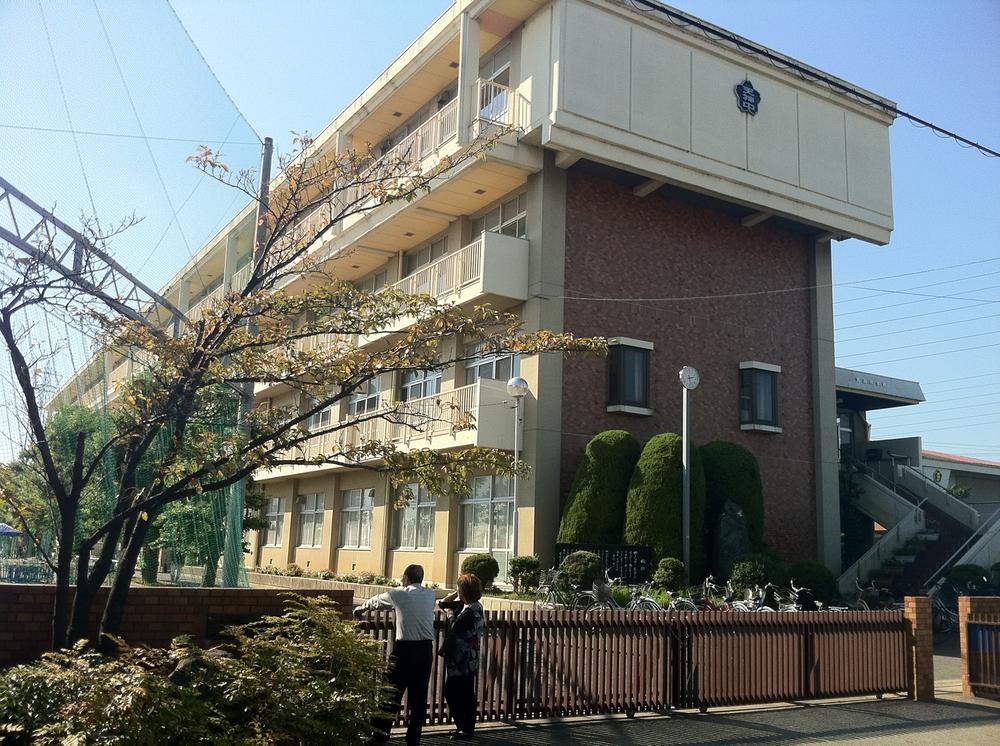 Junior high school. 1050m to the north of Nagoya Municipal Tenjin junior high school