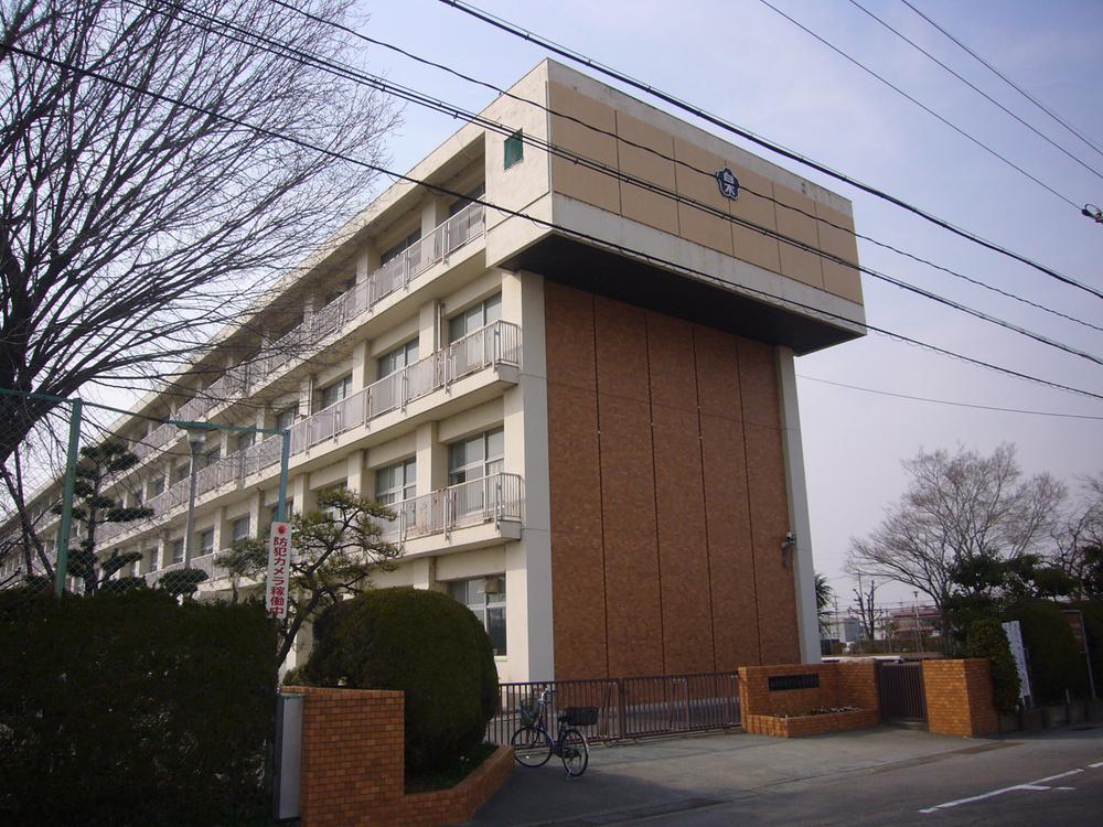 Primary school. 960m to Shiraki elementary school