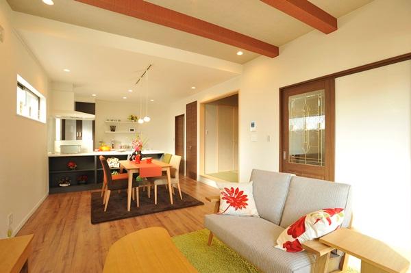 Living. Beam show ceiling