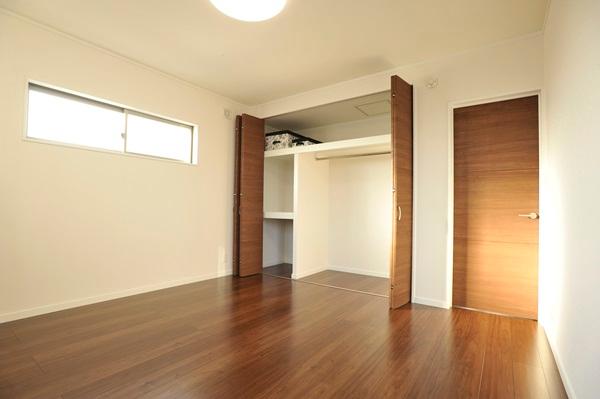 Other introspection. Closet with guest of honor room