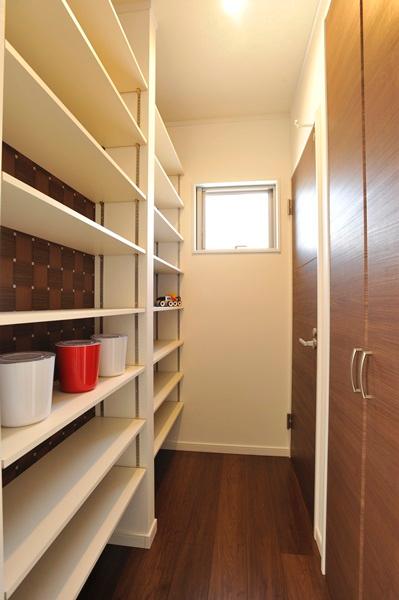 Receipt. How to use a variety of movable shelf type storage