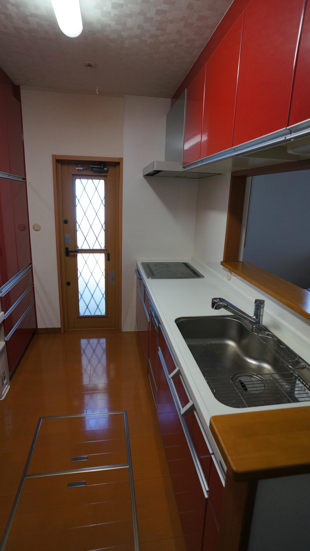 Kitchen. Popular face-to-face system Kitchen! Artificial marble work top, IH cooking heater, Built-in dishwasher, etc. fully equipped! Also it has become a set cupboard in the kitchen back.