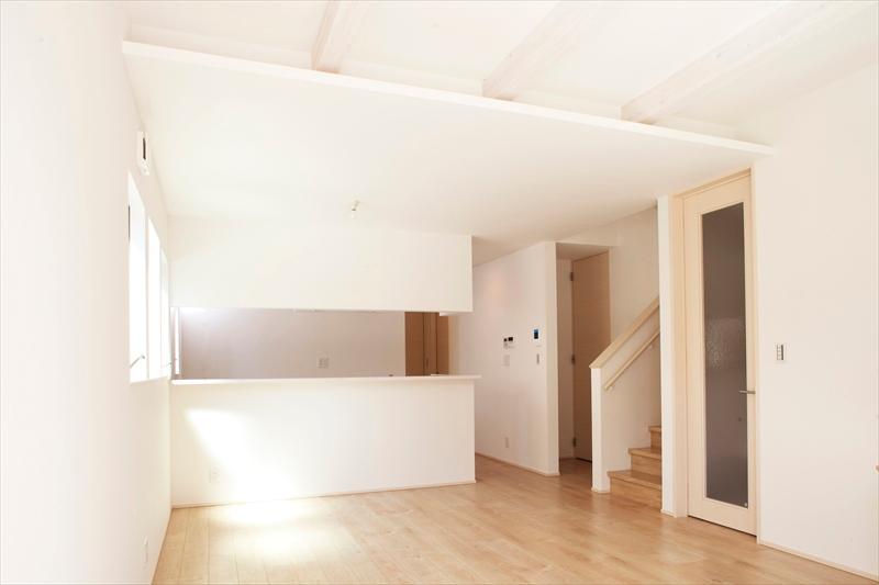 Living. Was the face-to-face kitchen so that you can help the housework in the building A living room the whole family. Also, Family will spread to communicate more opportunities to match the face in the living room stairs. 