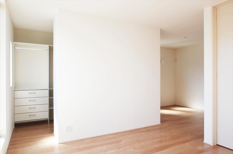 Non-living room. According to the growth of E Building Master Bedroom children, It is also possible design the back of the free space and Majikiriru. 