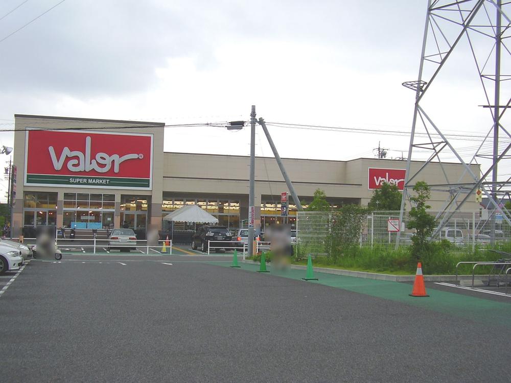 Supermarket. 172m to Barrow Shikatsu shop