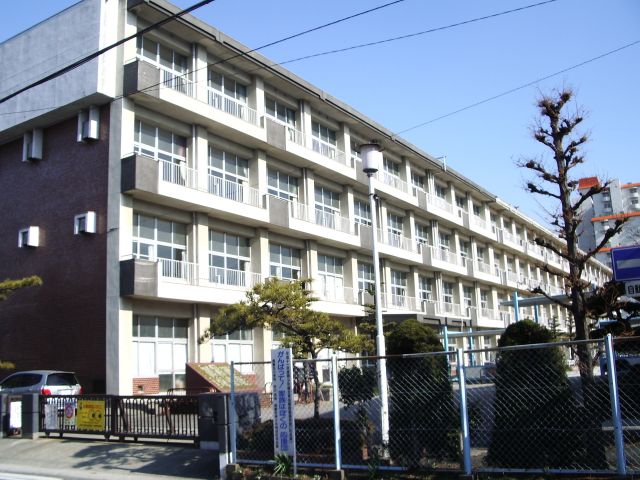 Primary school. Municipal Shikatsu Nishi Elementary School until the (elementary school) 760m