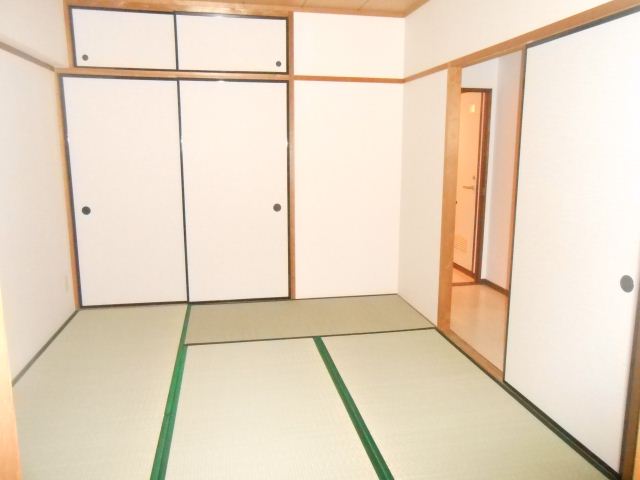 Living and room. It settles down and there is a Japanese-style room.