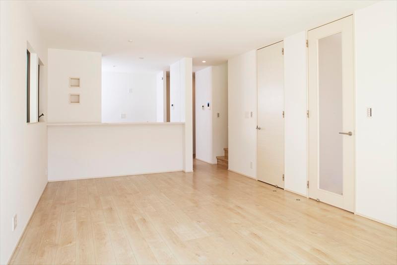 Living. Building B Living And the flow line for the family through the entrance cloak from the entrance, Ensure your flow line passing through the entrance hall. 