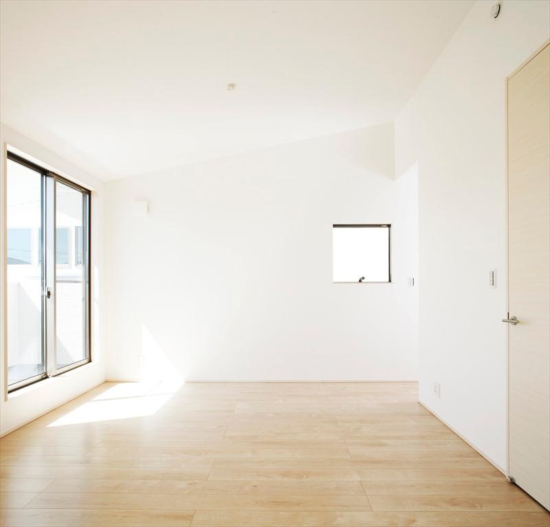 Non-living room. Building B Master Bedroom By the main bedroom top the slope ceiling, It was an open space. Also, According to the growth of the child, It is also possible Majikiriru into two chambers. 