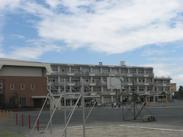 Primary school. Municipal Kurishima up to elementary school (elementary school) 1200m