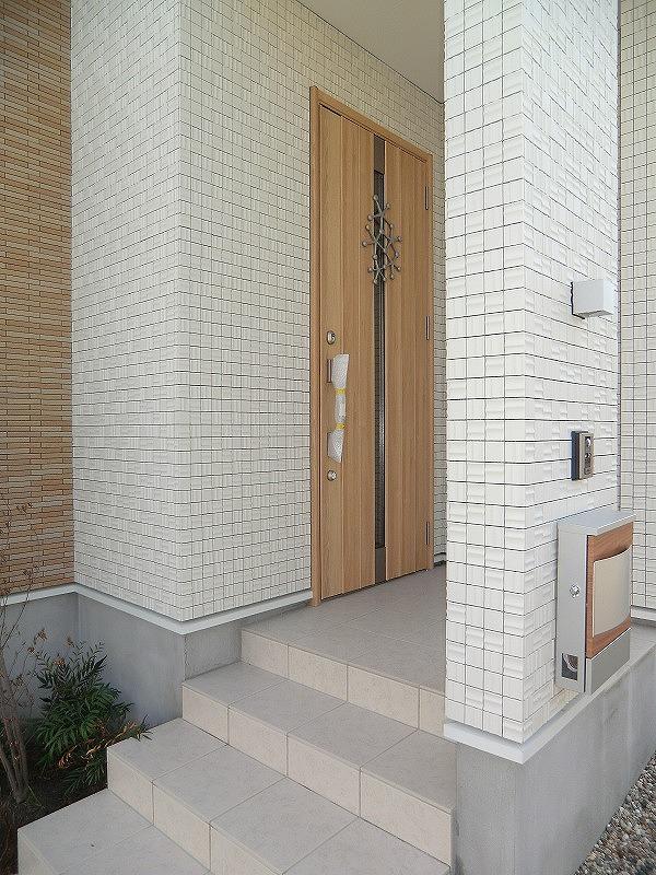 Entrance. Local (September 2013) Shooting