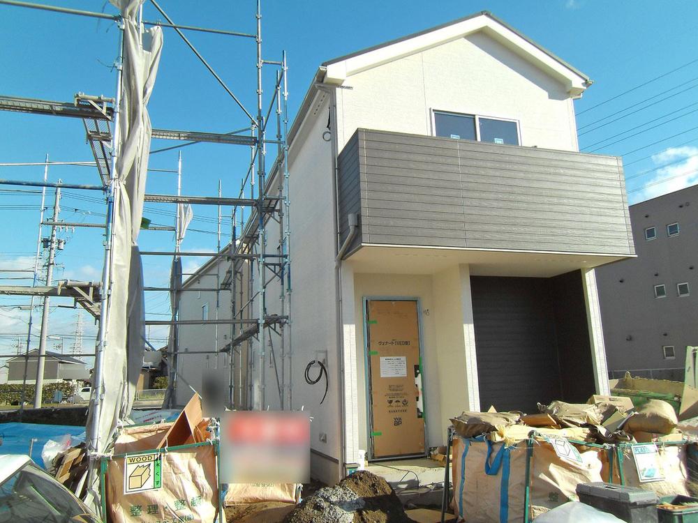 Local appearance photo. 4 Building There is built-in garage! 