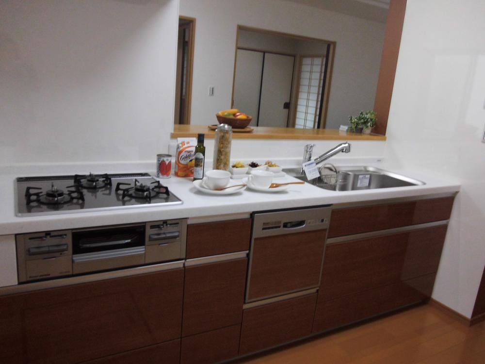 Kitchen. Comfortable Esakihomu original system kitchen in pursuit of G Building basic functions. 