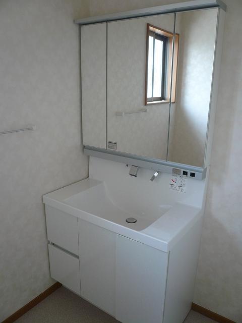 Wash basin, toilet. Shampoo dresser