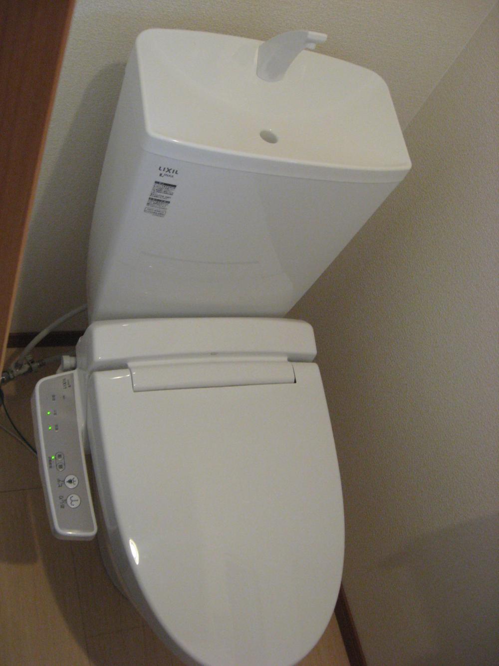 Toilet. Toilet with a heating cleaning toilet seat