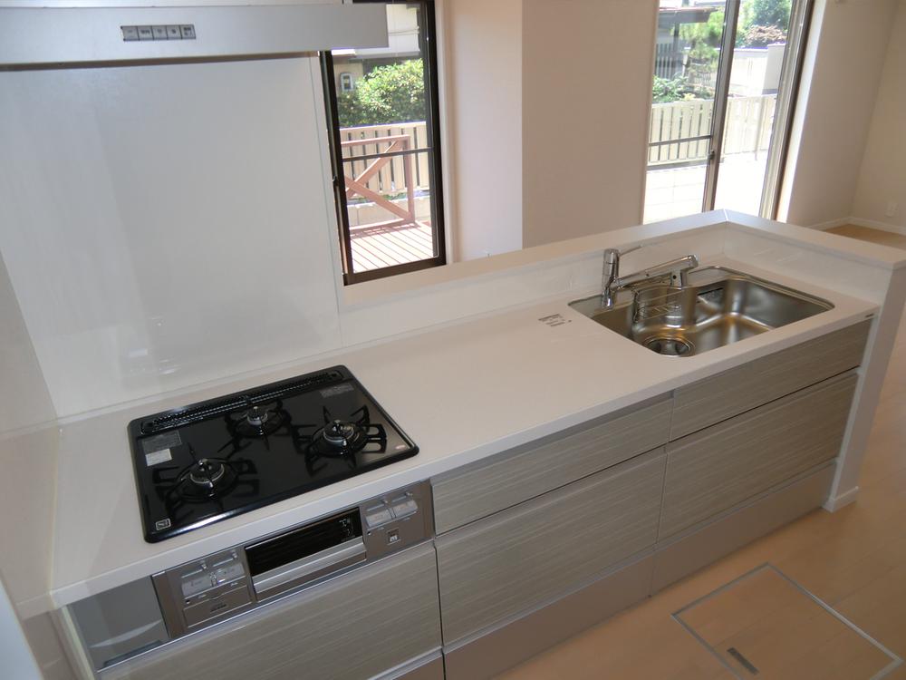 Kitchen. ◇ Kitchen ◇  Popularity of face-to-face ・ Water purifier integrated faucet ・ Quiet specification sink ・ Si sensor stove