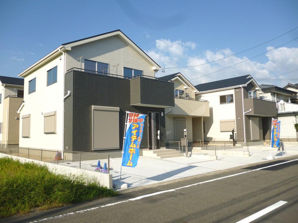 Local appearance photo. Overall All building front road is spacious! 