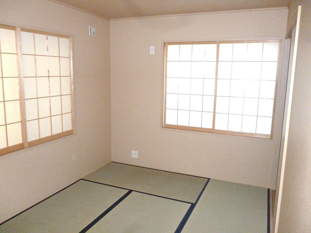 Non-living room. Adjacent to LDK, Closet the first floor Japanese-style room 6 quires with storage. 