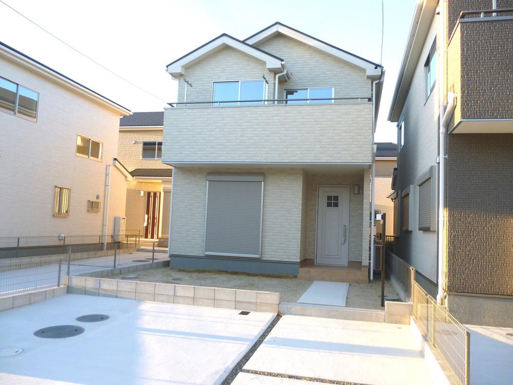 Local appearance photo. Parallel parking two cars Allowed! Wide front road, Car loading and unloading is also a breeze. It is south-facing entrance. 