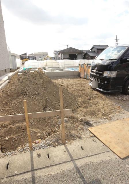 Local photos, including front road. Local photos, including the front road