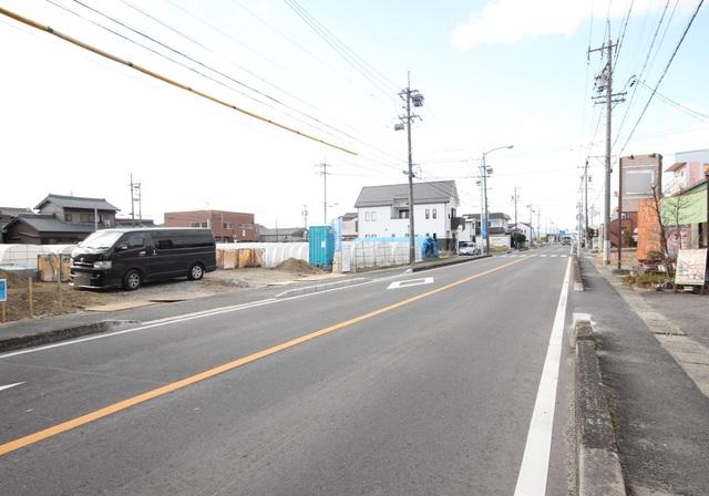 Local photos, including front road. Local photos, including the front road