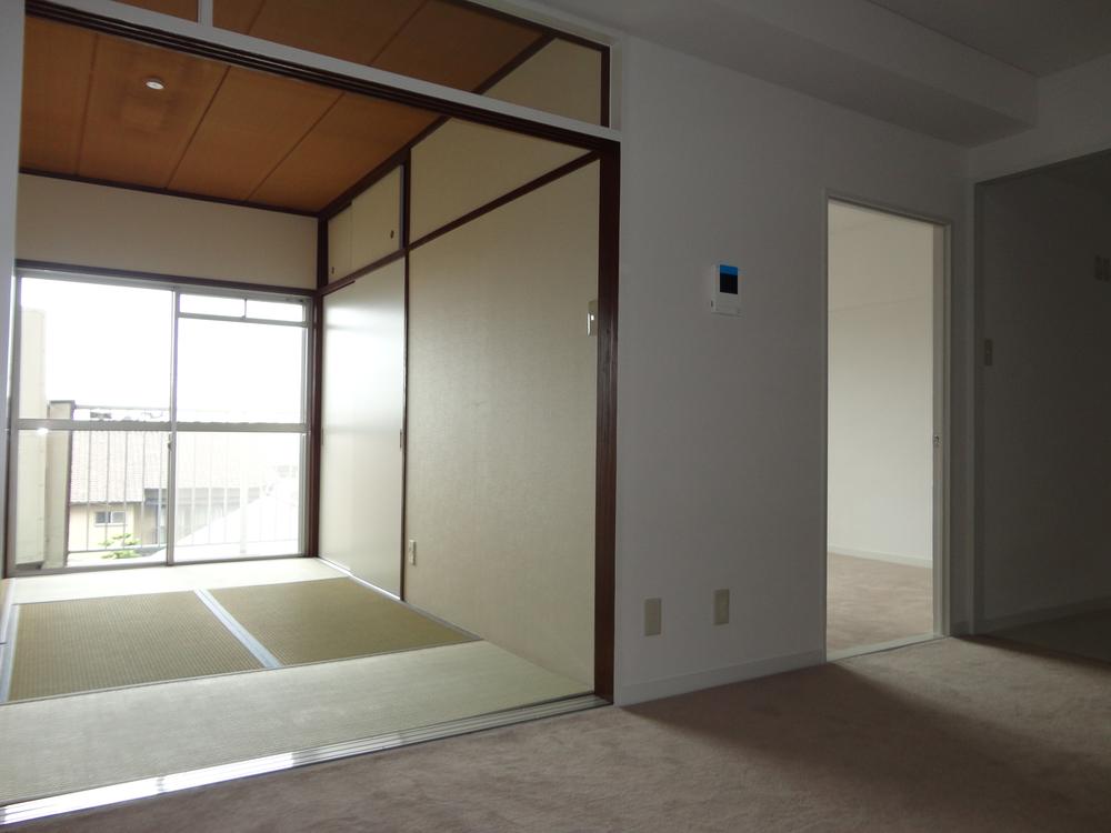 Living.  ■ Living (taken from the south side)