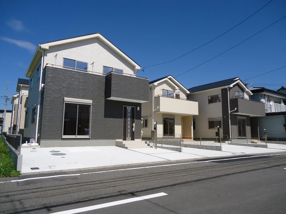 Local appearance photo.  Imposing completed! ! You can preview tour (of weekday visit also OK)  Facing south, Yang per good! !   Parking parallel 2 ~ Three OK  There is a garden to the south   Local (October 11, 2013) Shooting