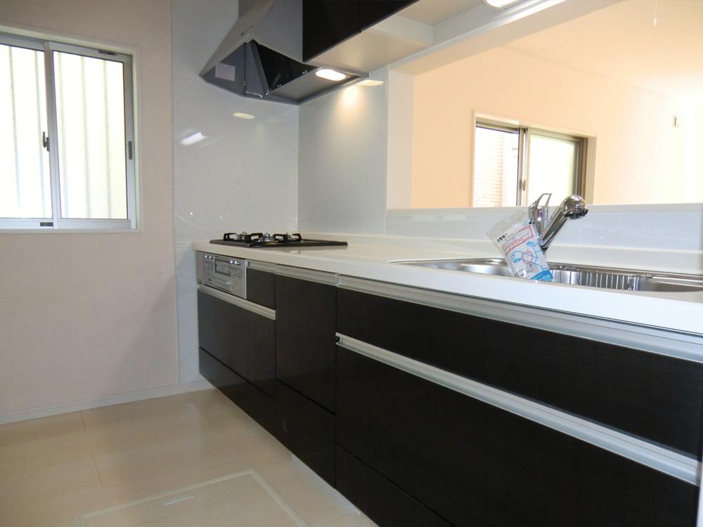 Kitchen. ◇ Kitchen ◇  Popularity of face-to-face ・ Artificial marble counter system Kitchen ・ Water purifier built-in hand shower ・ Quiet specification sink ・ Si sensor stove (three-necked) ・ Cupboard with earthquake-resistant latch ・ Underfloor storage, etc.