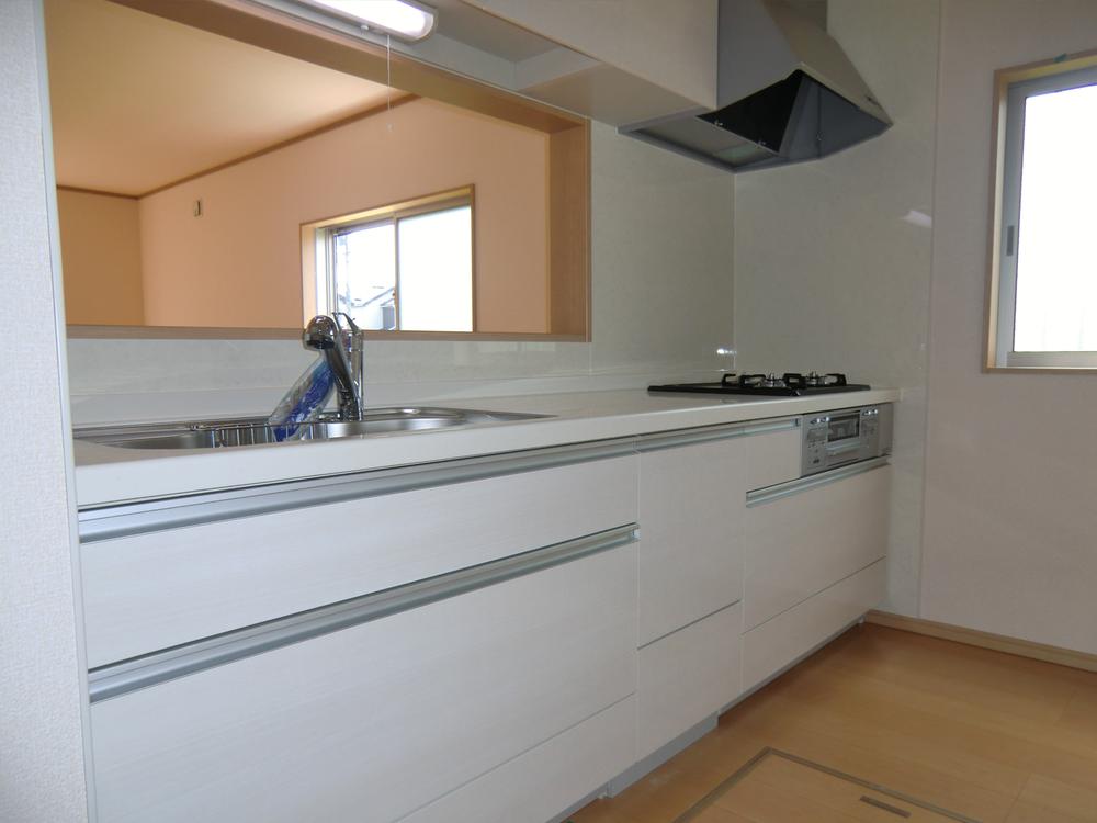 Kitchen. ◇ Kitchen ◇  Popularity of face-to-face ・ Artificial marble counter system Kitchen ・ Water purifier built-in hand shower ・ Quiet specification sink ・ Si sensor stove (three-necked) ・ Cupboard with earthquake-resistant latch ・ Underfloor storage, etc.