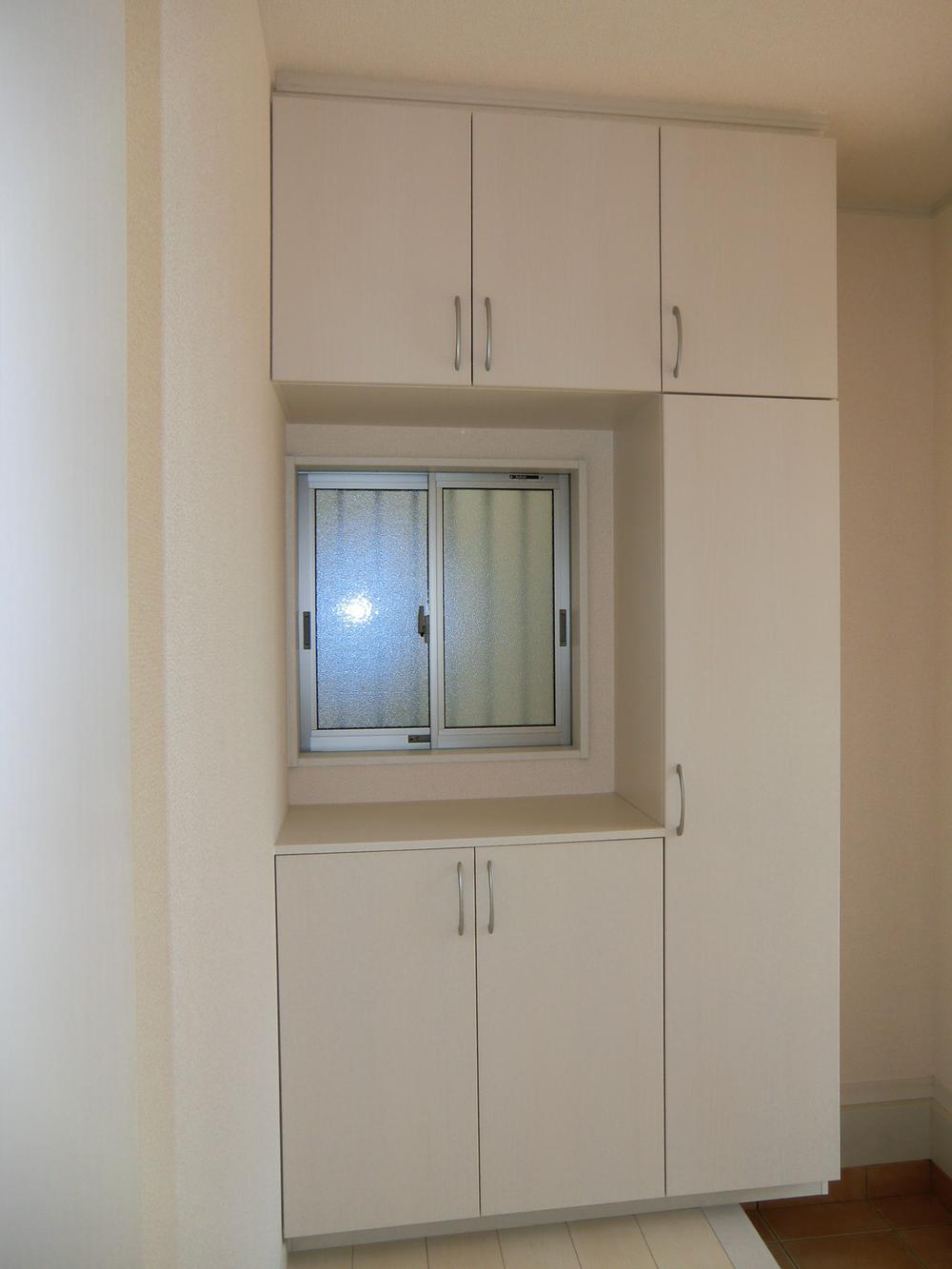 Other Equipment. Plenty of storage! !  Fashionable shoes BOX