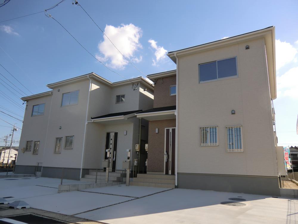 Local appearance photo.  Imposing completed! ! You can preview tour (of weekday visit also OK)  Facing south, Yang per good! !   Parking parallel 2 ~ Three OK  There is a garden to the south   Local (November 23, 2013) Shooting