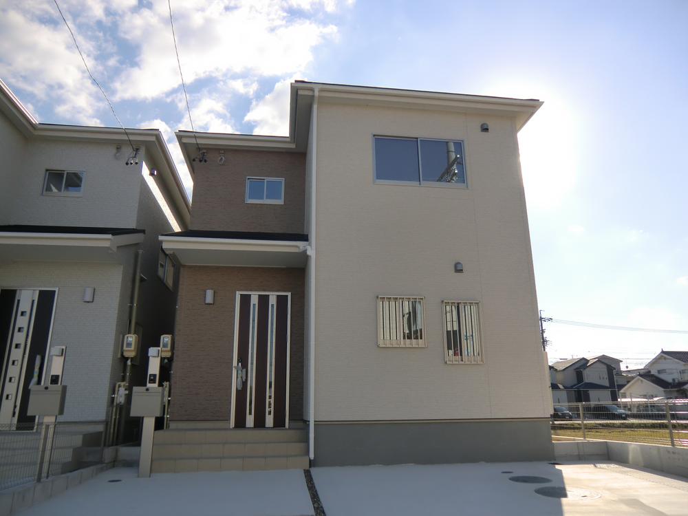 Local appearance photo. ◇ 1 Building ◇  Imposing completed! ! You can preview tour (of weekday visit also OK)  Site 43 square meters more than  Garden to the south    Parking parallel three OK    Local (November 23, 2013) Shooting