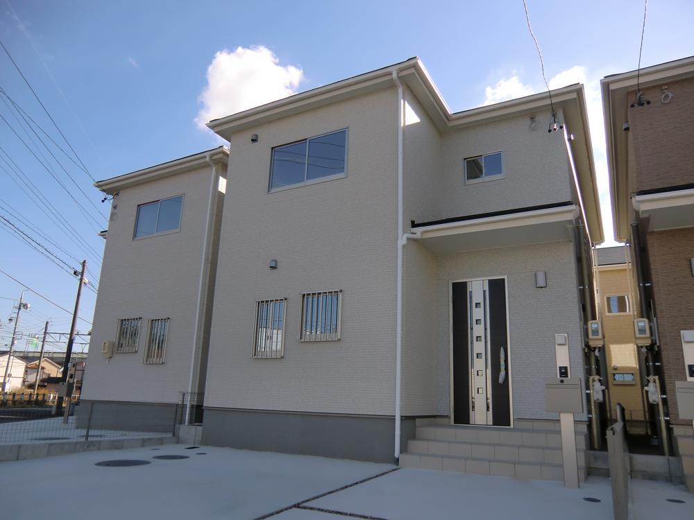 Local appearance photo. ◇ 2 Building ◇  Imposing completed! ! You can preview tour (of weekday visit also OK)  Site 42 square meters more than  Garden to the south    Parking parallel two OK    Local (November 23, 2013) Shooting