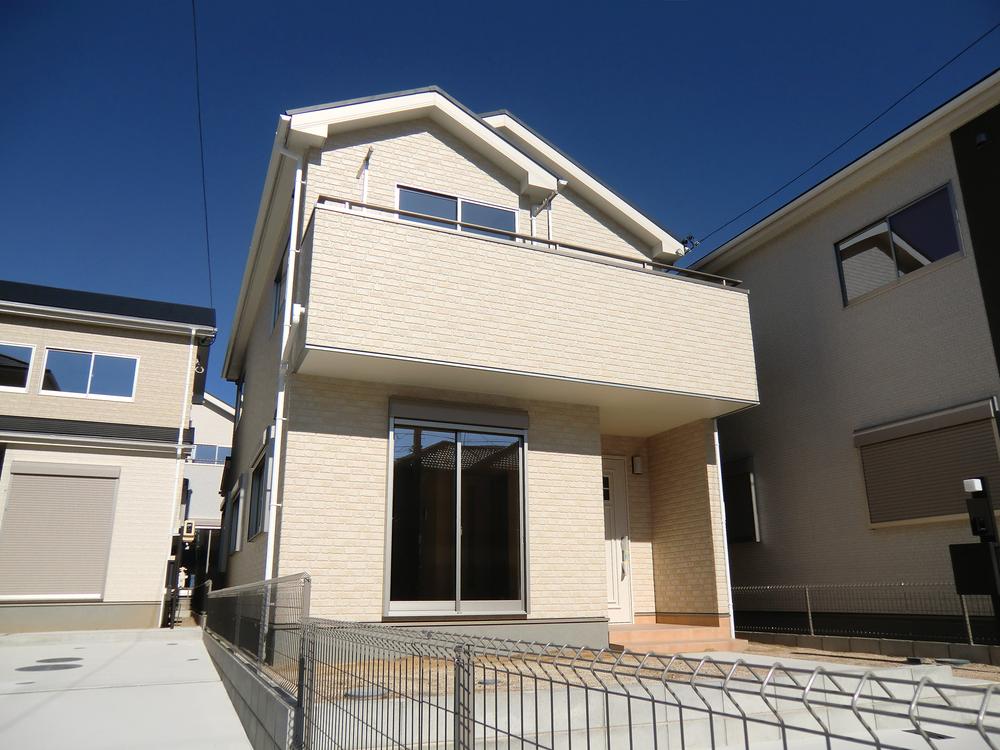 Local appearance photo. ◇ 6 Building ◇  Imposing completed! ! You can preview tour (of weekday visit also OK)  Facing south, Yang per good! !   Parking parallel two OK  Garden to the south   Local (November 23, 2013) Shooting