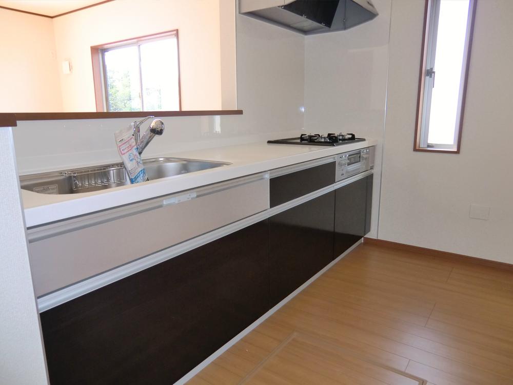 Same specifications photo (kitchen). ◇ Kitchen ◇  Popularity of face-to-face ・ Artificial marble top ・ Water purifier integrated faucet (all-in-one hand shower) ・ Quiet specification sink ・ Si sensor stove (three-necked) ・ Underfloor storage, etc. 