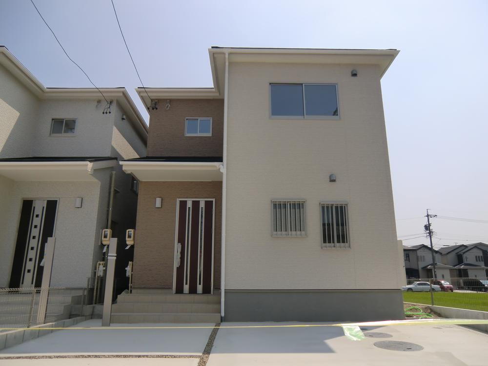 Local appearance photo. ◇ 1 Building ◇  Imposing completed! ! You can preview tour (of weekday visit also OK)  Site 43 square meters more than  Parking parallel three OK    Garden to the south   Local (August 16, 2013) Shooting