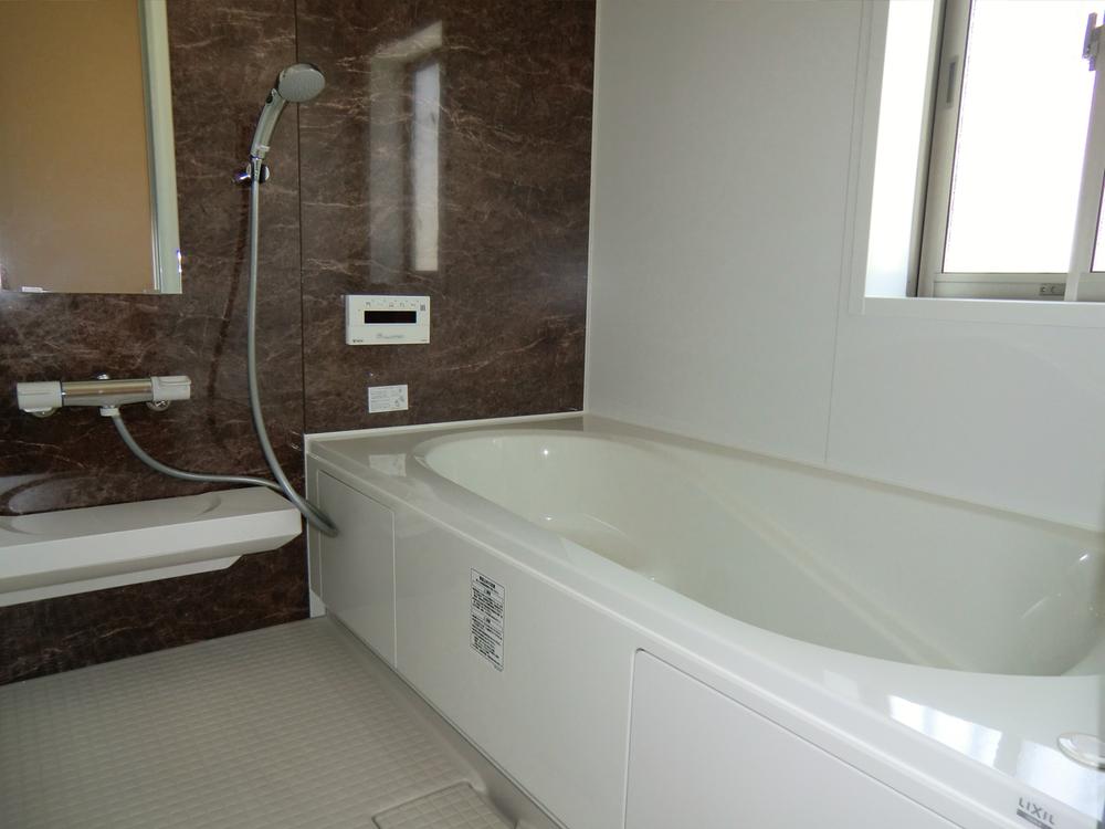 Bathroom. ◇ Bathroom ◇  Wide 1 tsubo size (LIXIL) ・ Bathroom heating dryer ・ Warm bath ・ Ekobenchi bathtub ・ Karari floor ・ Eco-full shower ・ Otobasu ・ Barrier-free ・ There bathroom window