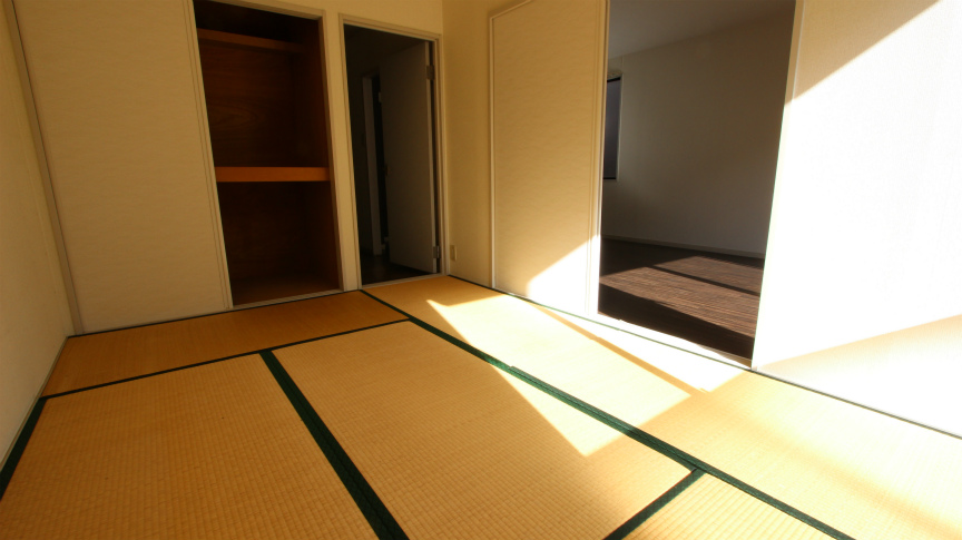 Entrance. South of the Japanese-style room