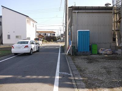 Local photos, including front road. Front road is located 6m.  Traffic is rather less. 