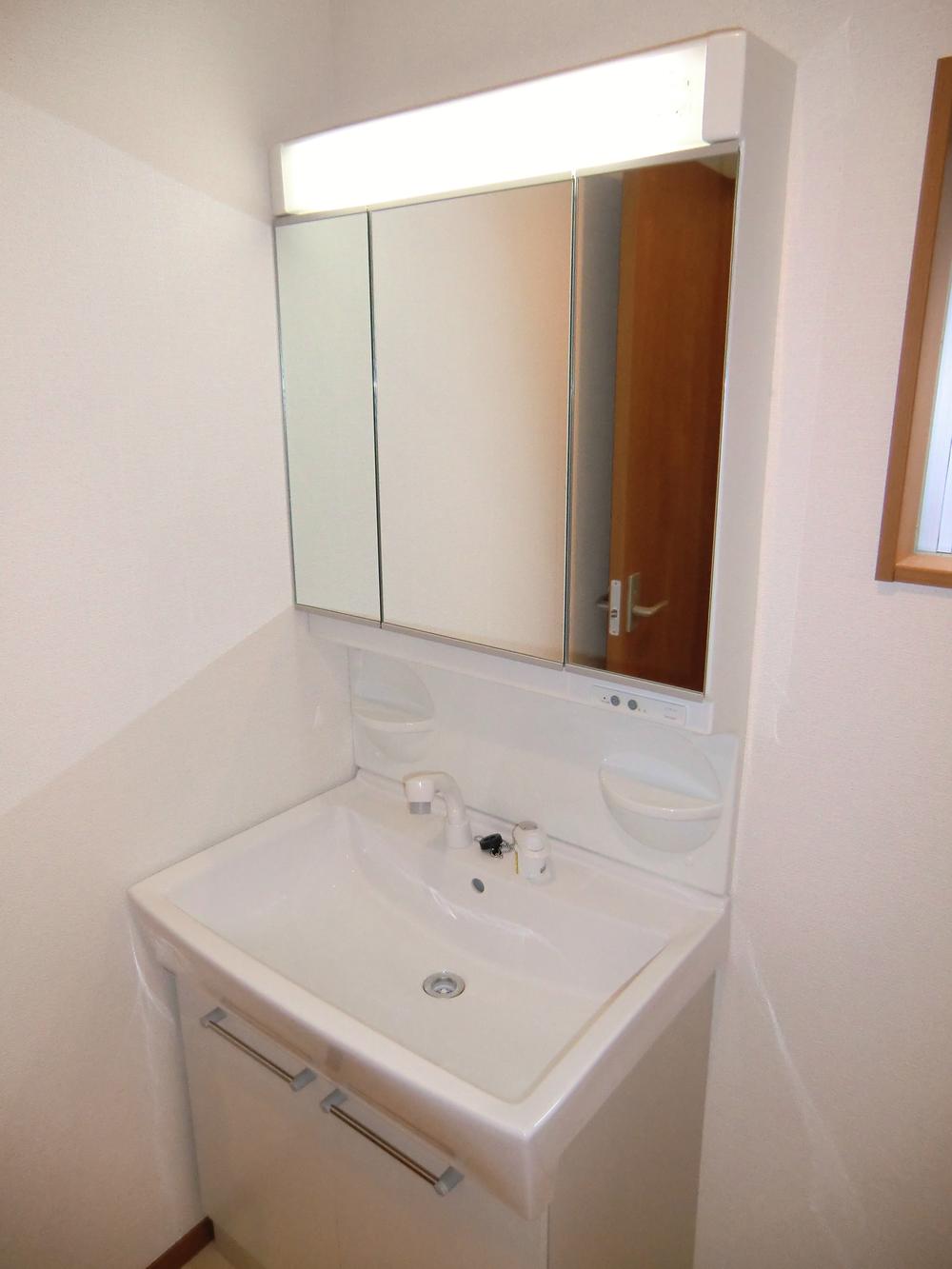 Wash basin, toilet. ◇ wash basin ◇  Three-sided mirror Shampoo dresser