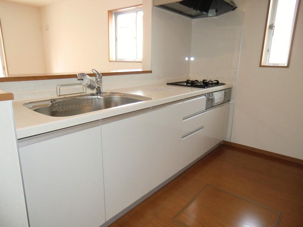 Kitchen. ◇ Kitchen ◇  Popular counter ・ Artificial marble top ・ Water purifier integrated faucet ・ Quiet specification sink ・ Si sensor stove (three-necked) ・ Underfloor storage, etc.