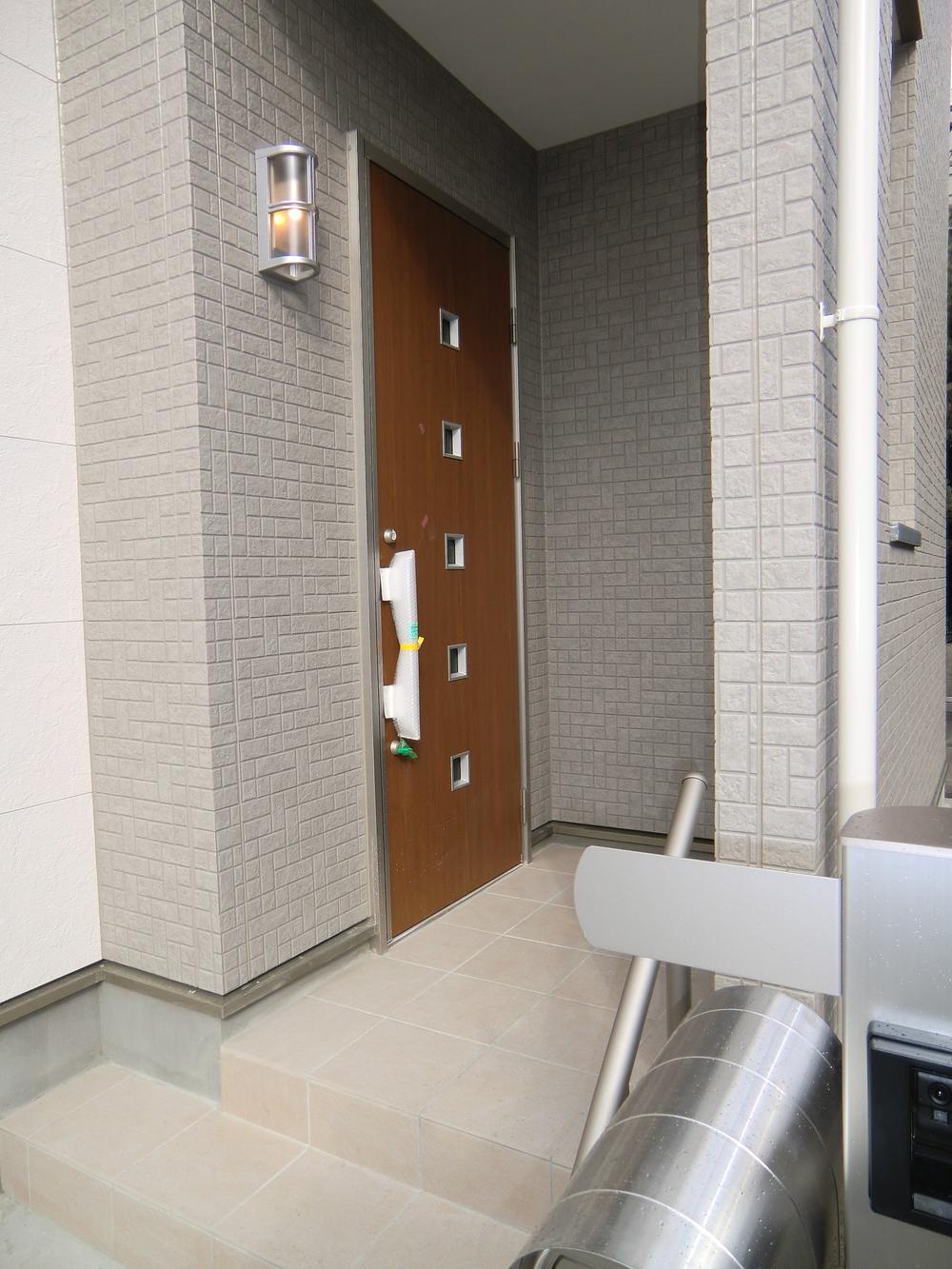 Entrance. ◇ entrance door ◇  Picking measures with door