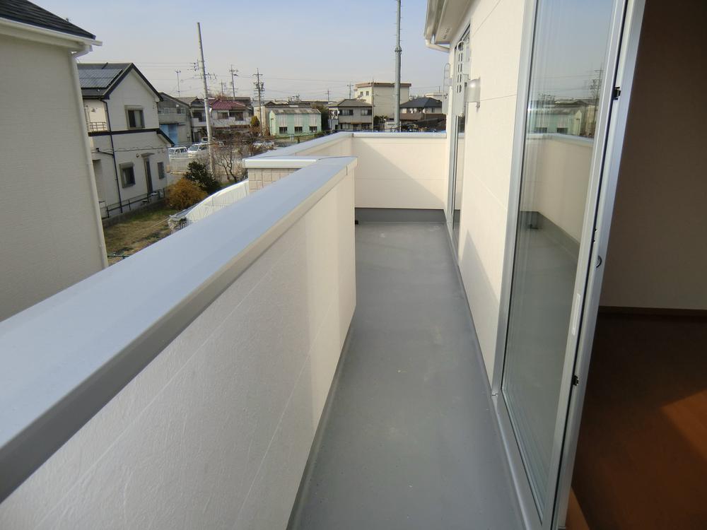 Balcony. ◇ roof balcony ◇  Wide balcony in the south