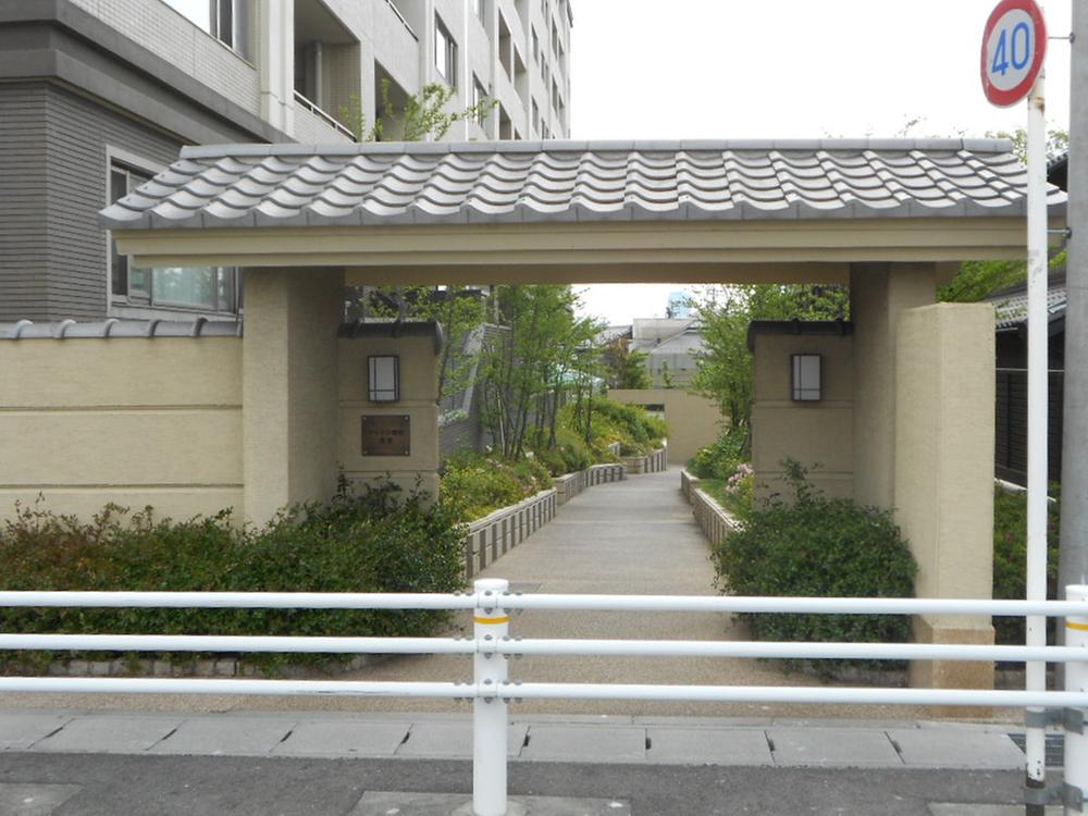 Entrance. Common areas