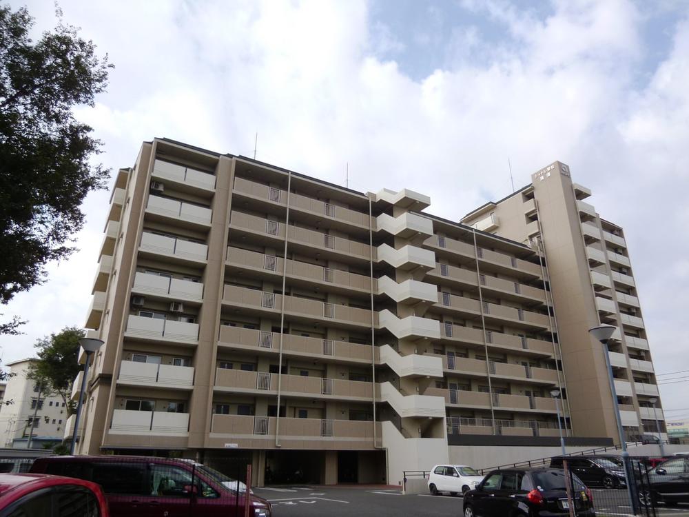 Local appearance photo. Is the appearance photo from the north. All is a flat parking lot (10 May 2013) Shooting