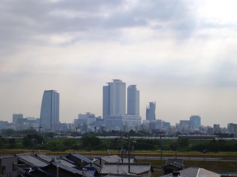View photos from the dwelling unit. This view from the bedroom overlooking the Meieki direction (October 2013) Shooting