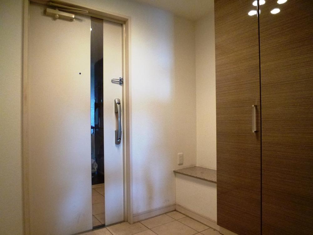 Entrance. In addition to tall cabinet, Closet is also available storage-rich (10 May 2013) Shooting