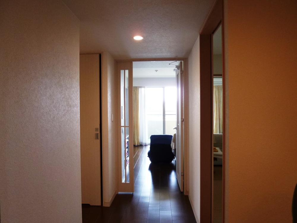 Other. It is spacious hallway overlooking the living room from the entrance (October 2013) Shooting